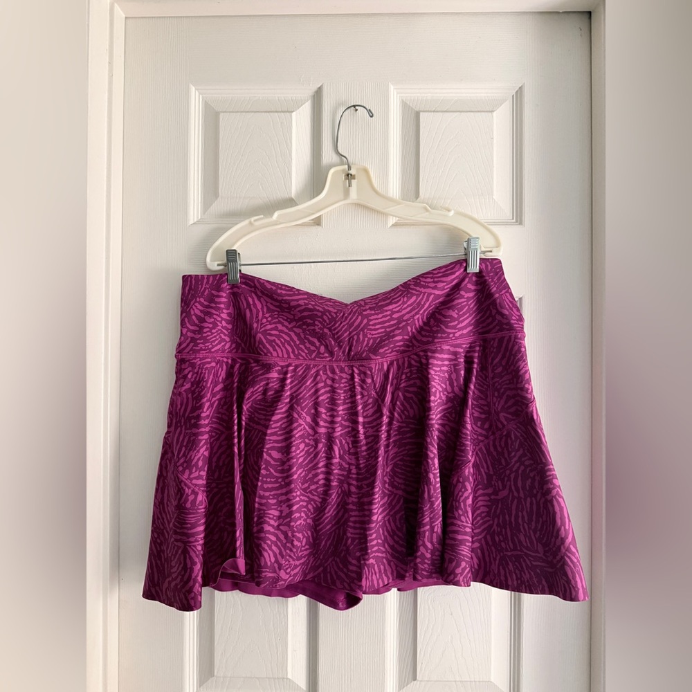Athleta magenta patterned workout skort.